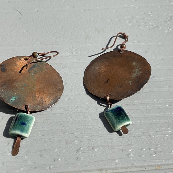 Copper etched dangle earrings green stone hook pierced 2.5” long - Picture 3 of 4